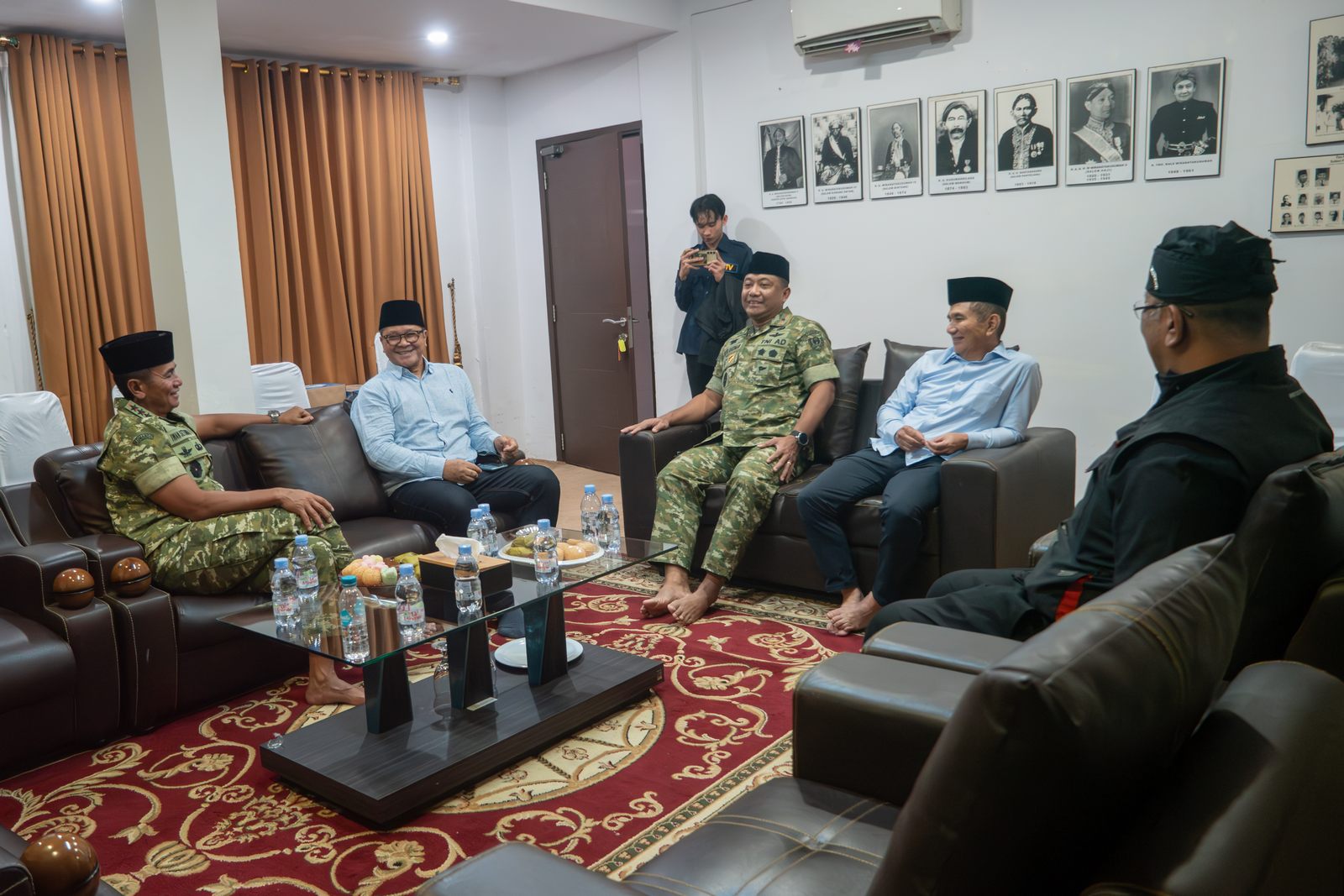 Masjid Agung Bandung kembali mendapat perhatian sebagai ruang strategis dalam membangun nilai spiritual sekaligus memperkuat keteladanan sosial di tengah masyarakat. Hal ini mengemuka usai pelaksanaan salat Jumat yang dihadiri sejumlah tokoh, termasuk Komandan Pusat Kesenjataan Infanteri (Danpussenif) TNI AD, Letjen TNI Iwan Setiawan, SE, MM. --- Sumber: TIMES INDONESIA https://timesindonesia.co.id/peristiwa-daerah/585049/danpussenif-tni-ad-dorong-masjid-agung-bandung-jadi-pusat-keteladanan-umat